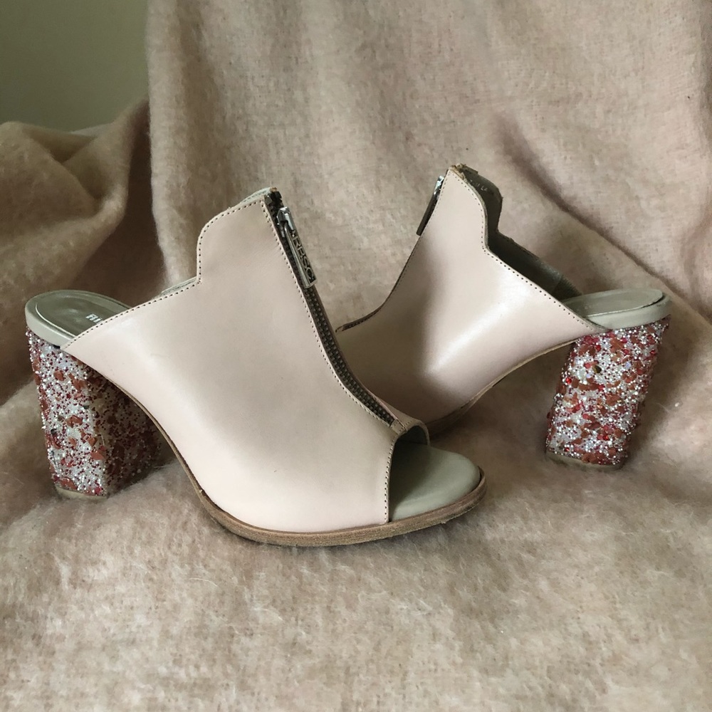 Gorgeous blush colored statement heals 💕